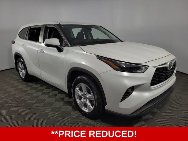 Used 2024 Toyota Highlander LE FWD image 2