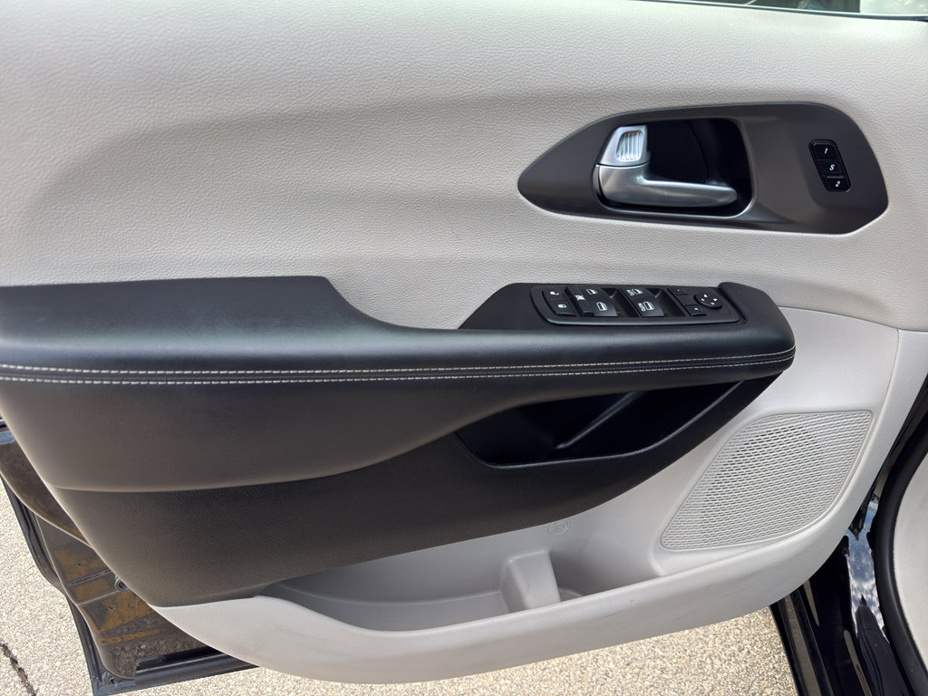 Used 2024 Chrysler Pacifica Touring-L image 12