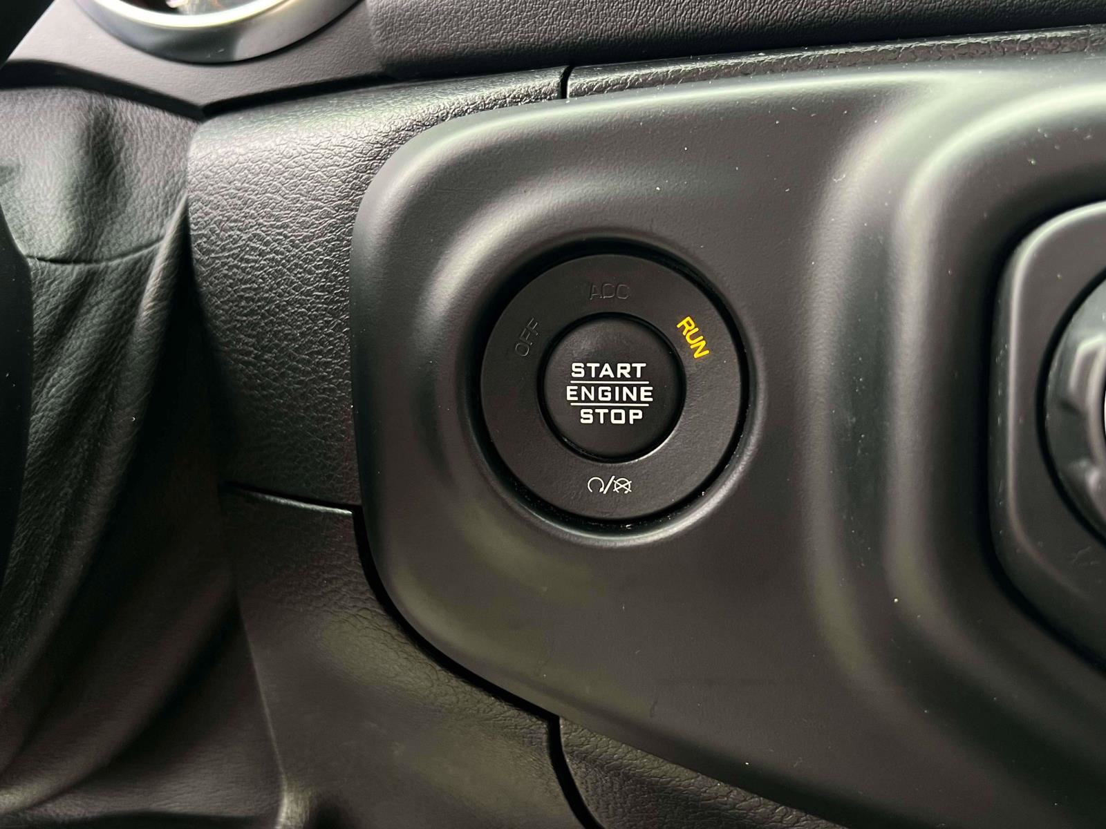 Used 2020 Jeep Gladiator Overland AWD/4WD image 11