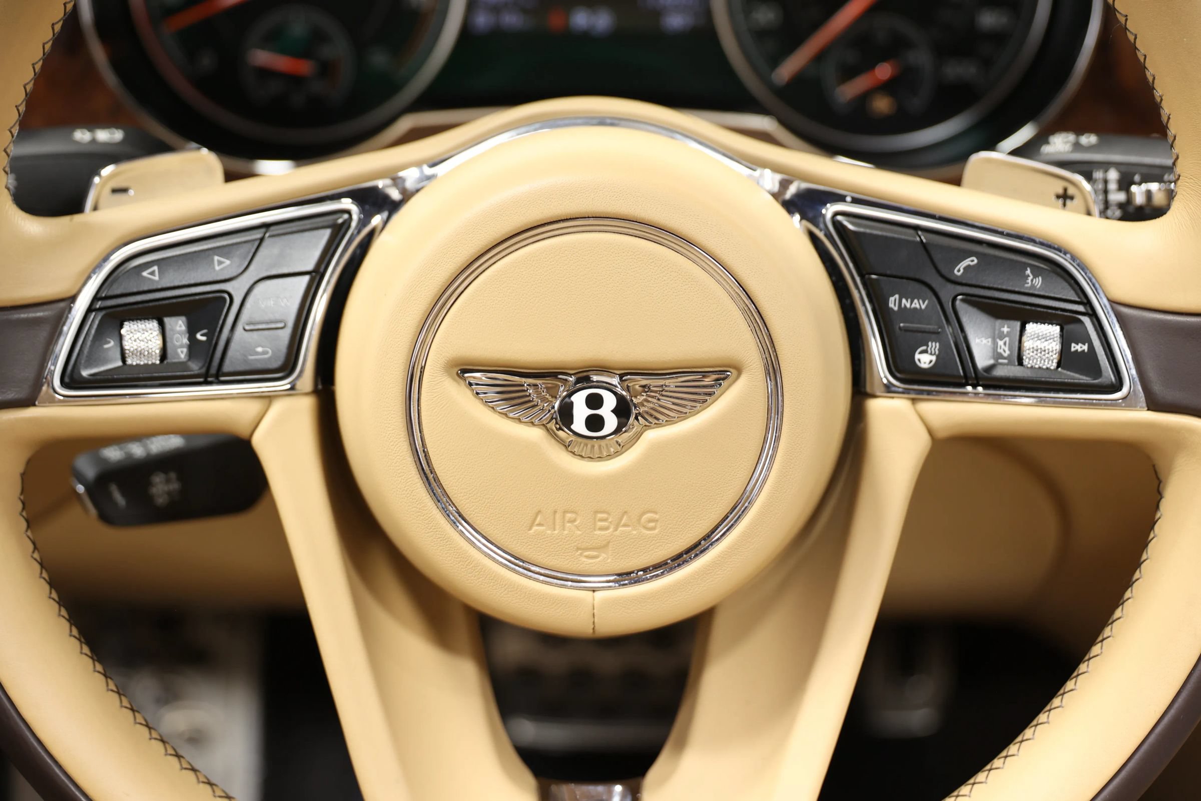 Used 2018 Bentley Bentayga AWD/4WD image 26