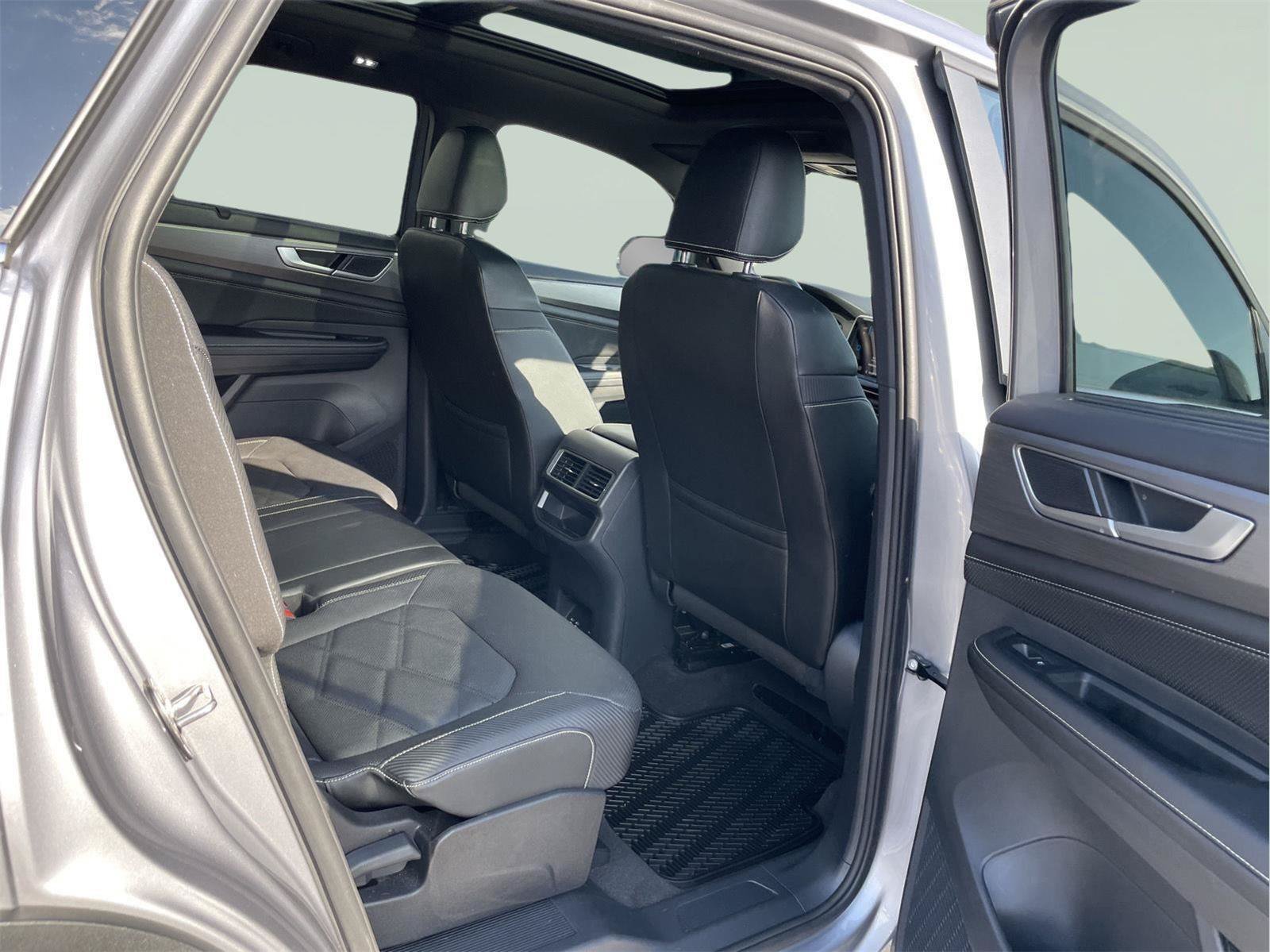 Used 2024 Volkswagen Atlas Cross Sport SE AWD/4WD image 19