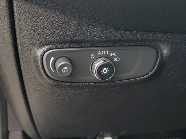 Used 2018 Chevrolet Equinox LT FWD image 19