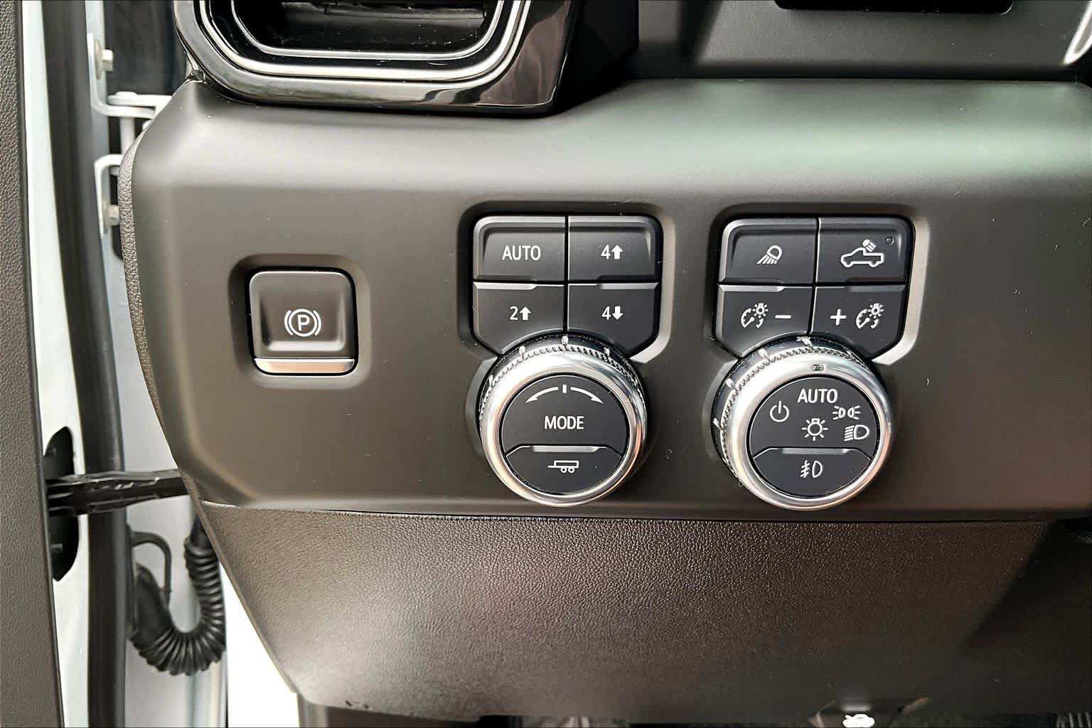 Used 2025 GMC Sierra 2500 AT4 w/ AT4 Premium Plus Package AWD/4WD image 34
