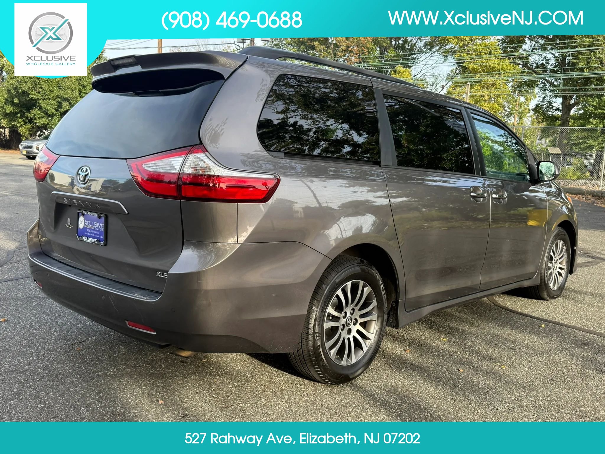 Used 2019 Toyota Sienna XLE Premium w/ Carpet Mat Package FWD image 4