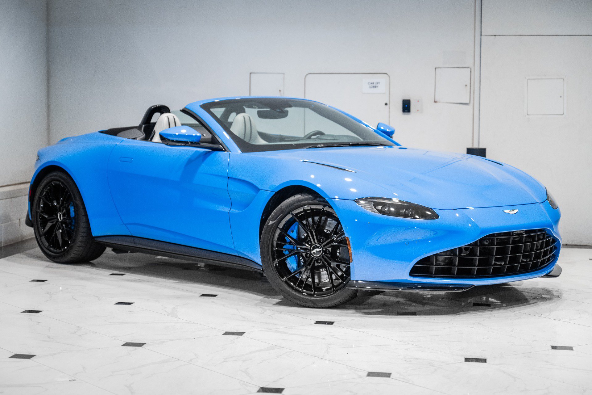 Used 2021 Aston Martin V8 Vantage Roadster RWD image 41