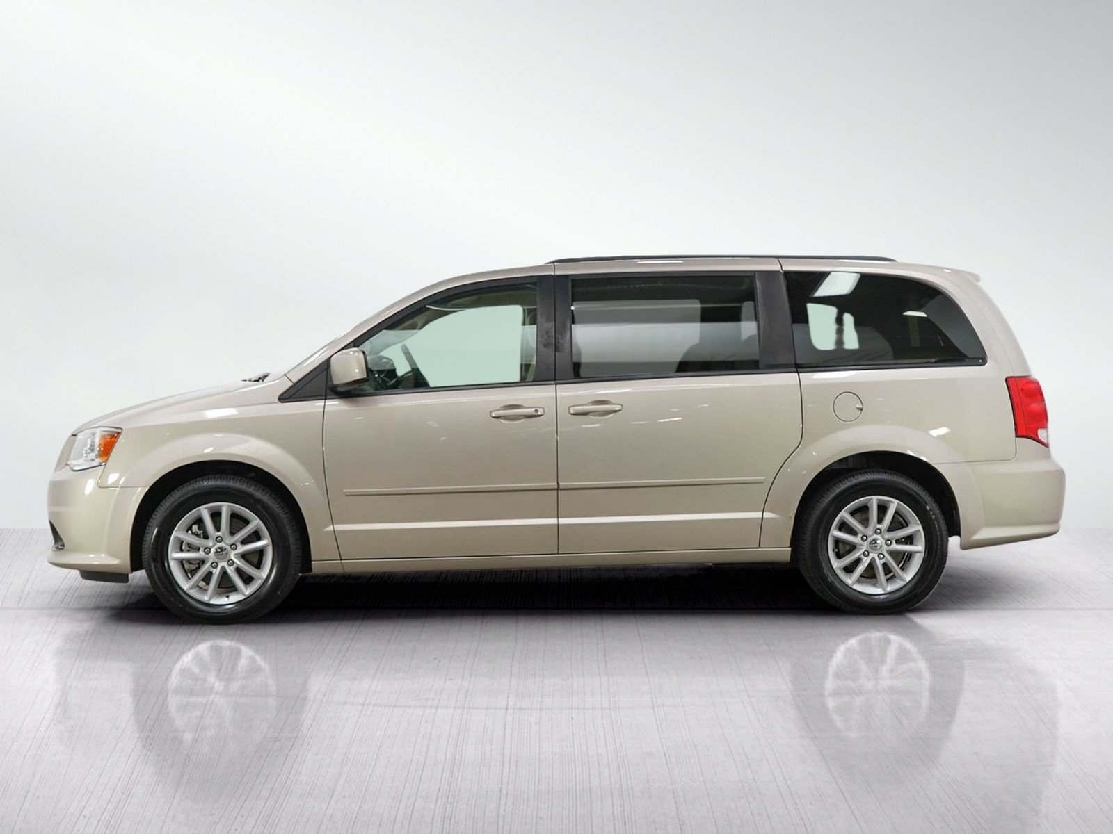 Used 2015 Dodge Grand Caravan SXT FWD image 2