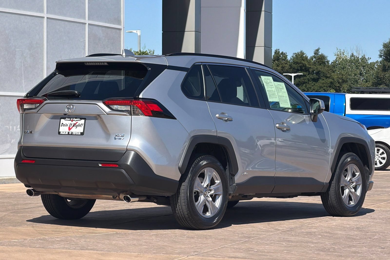 Used 2025 Toyota RAV4 XLE AWD/4WD image 4