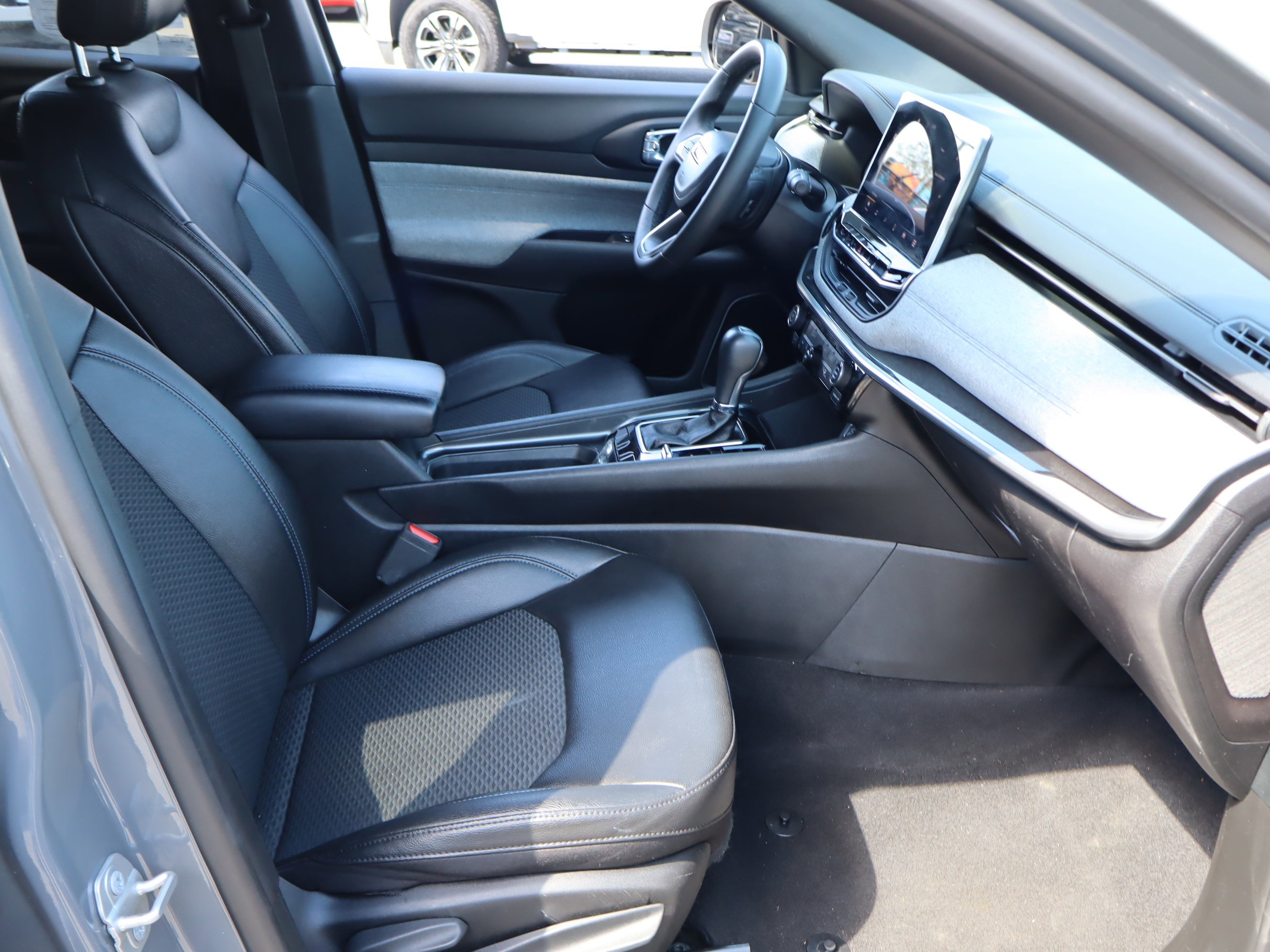 Used 2024 Jeep Compass Latitude image 36