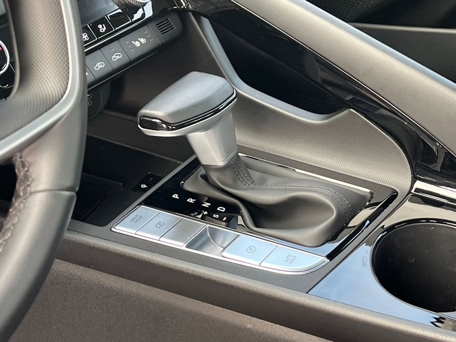 Used 2025 Hyundai Elantra Limited image 42