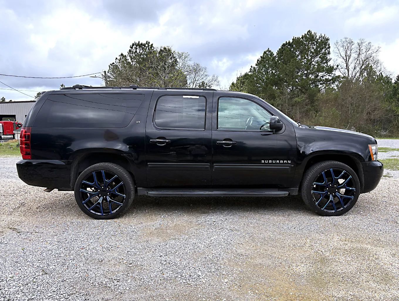 Used 2010 Chevrolet Suburban LT image 4