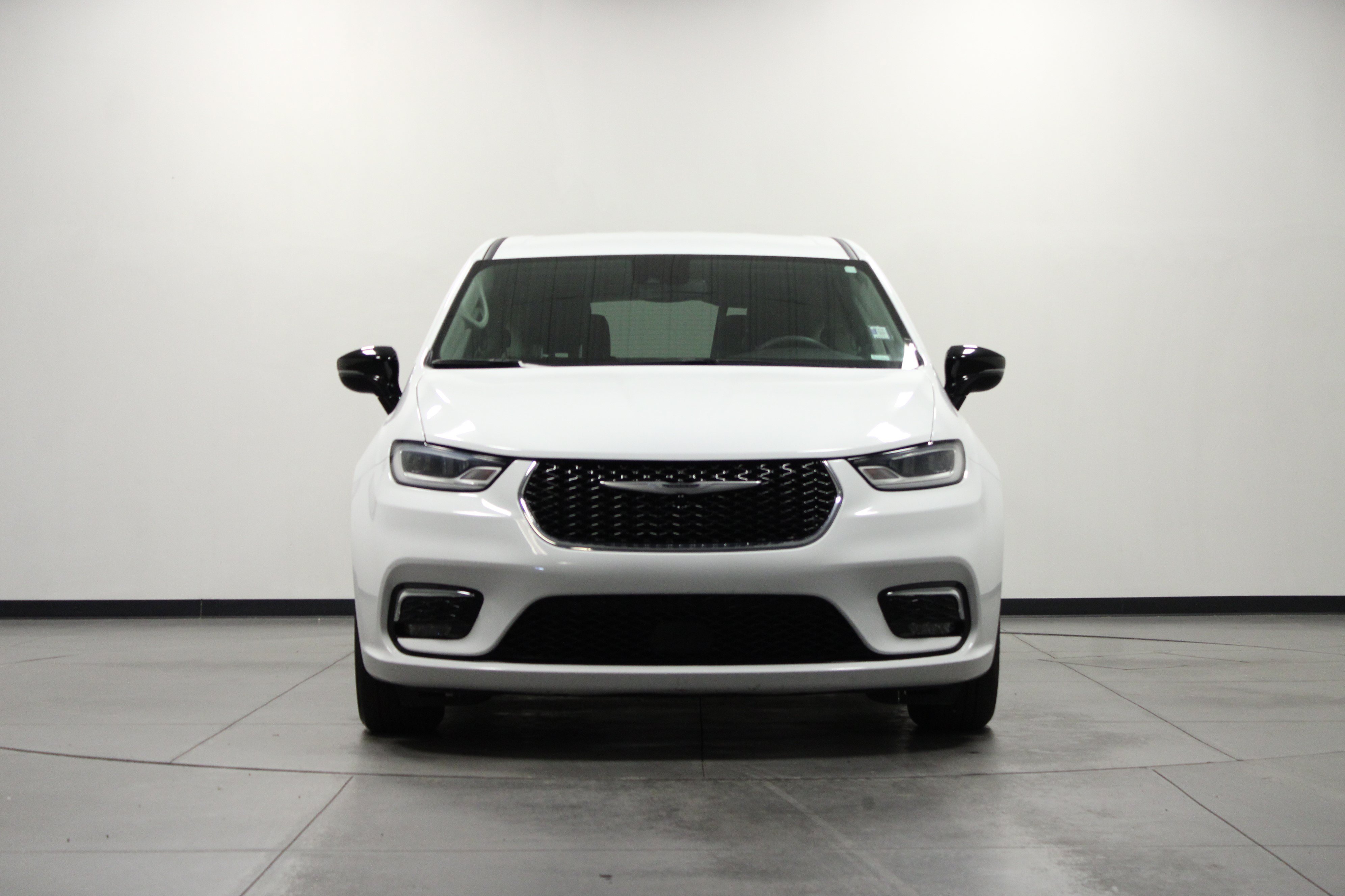 Used 2024 Chrysler Pacifica Touring-L FWD image 9