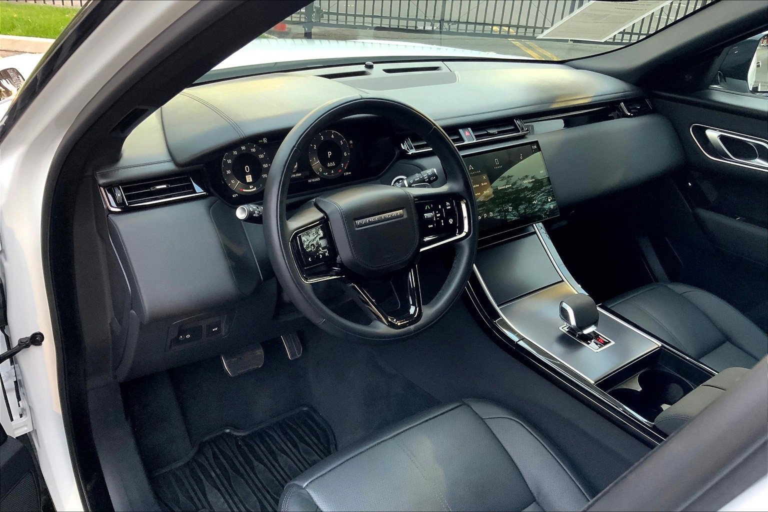 Used 2026 Land Rover Range Rover Velar Dynamic SE image 17