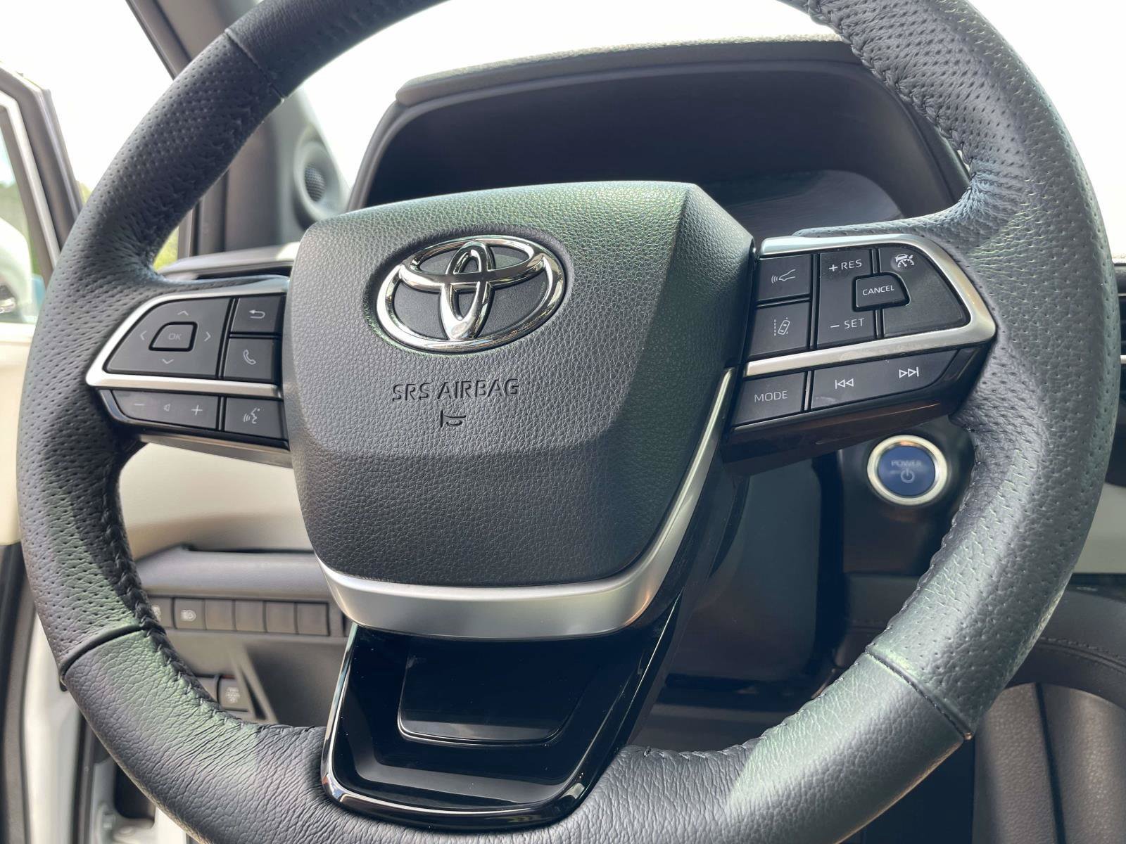 Used 2023 Toyota Sienna Limited FWD image 17