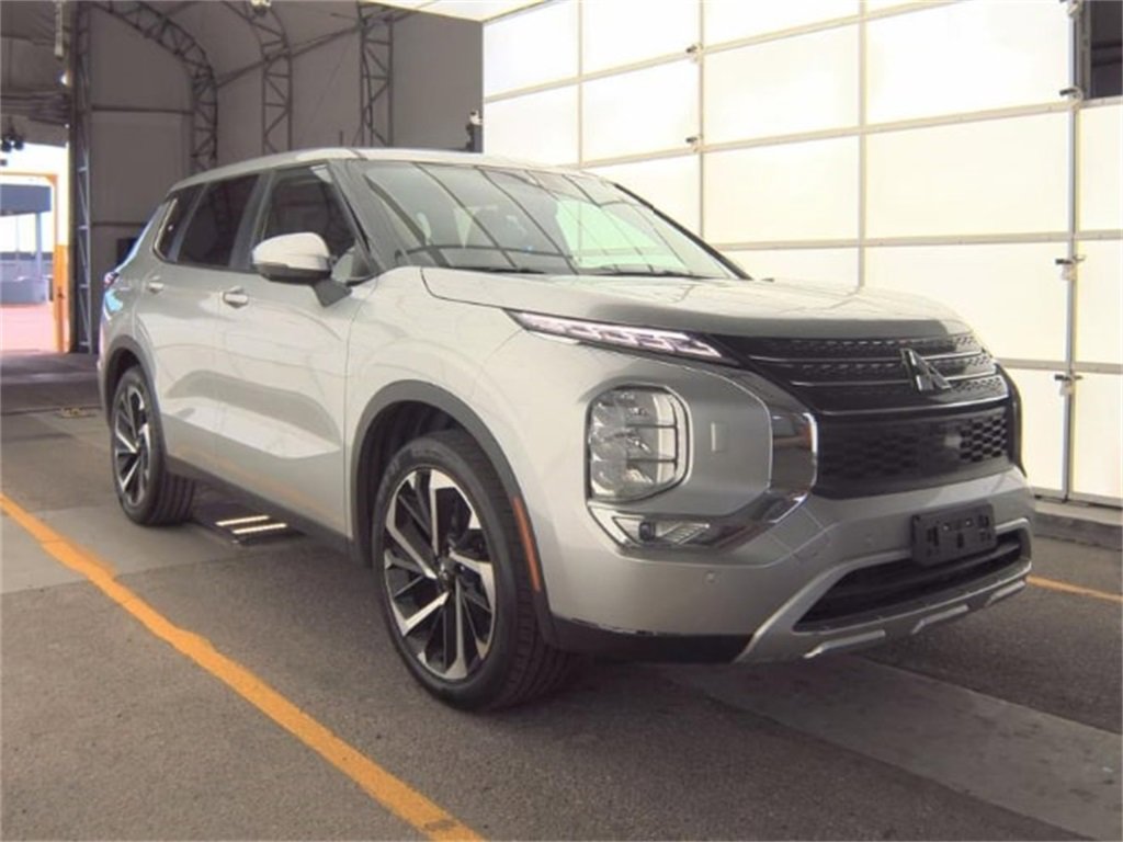 Used 2024 Mitsubishi Outlander SE image 1