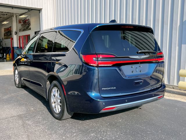 Used 2023 Chrysler Pacifica Touring-L w/ Uconnect Theater Family Group FWD image 7