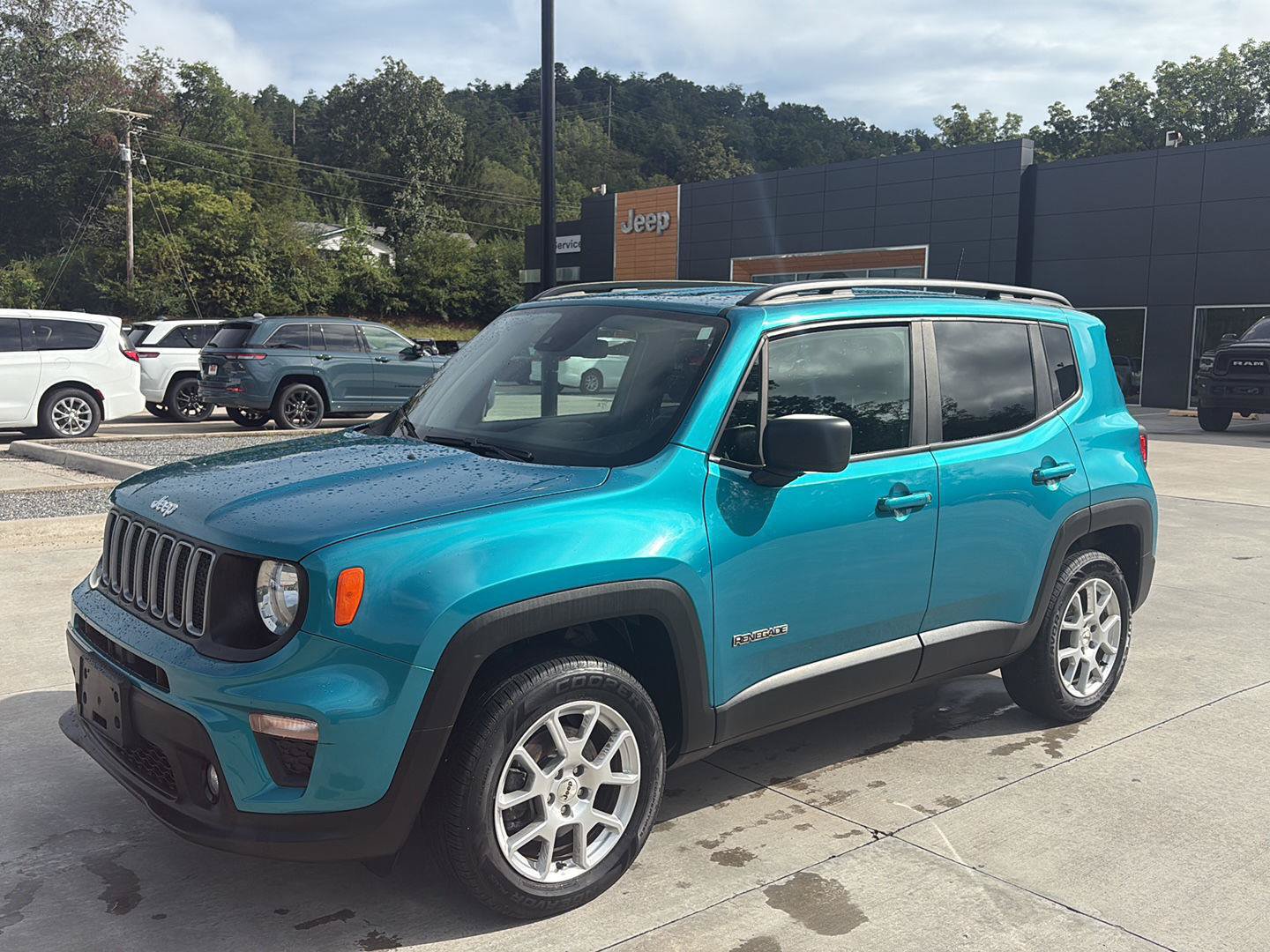 Used 2022 Jeep Renegade Latitude AWD/4WD image 7