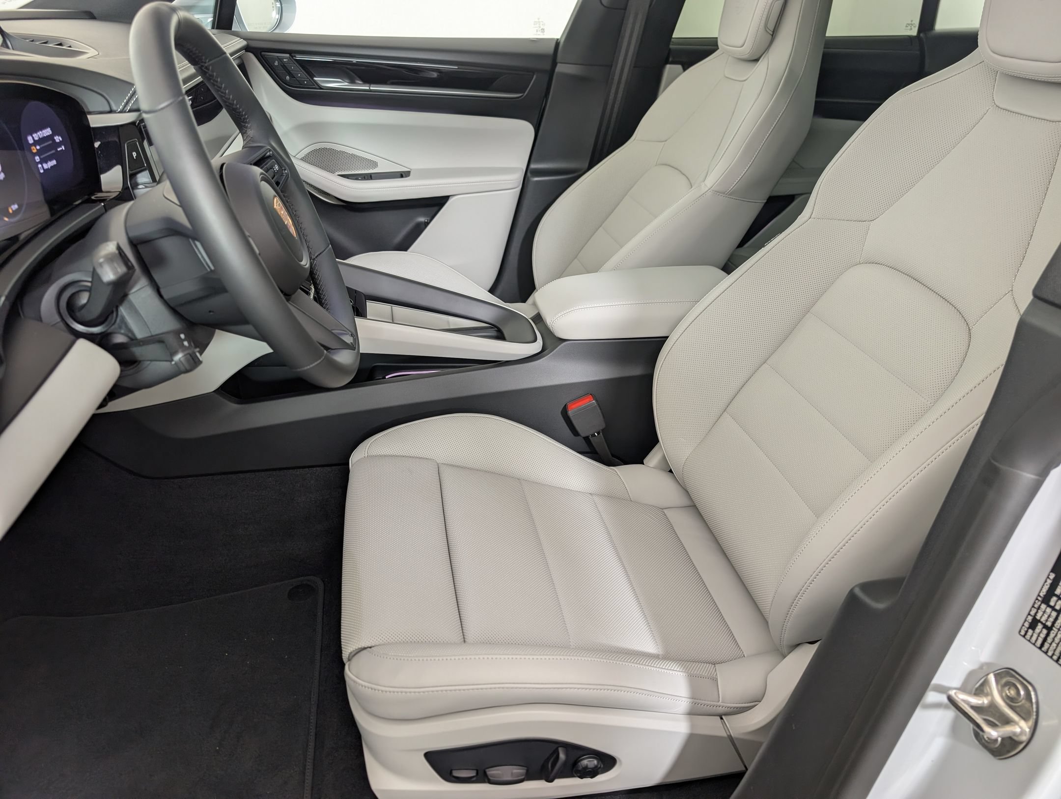 New 2025 Porsche Macan 4S Electric AWD/4WD image 5