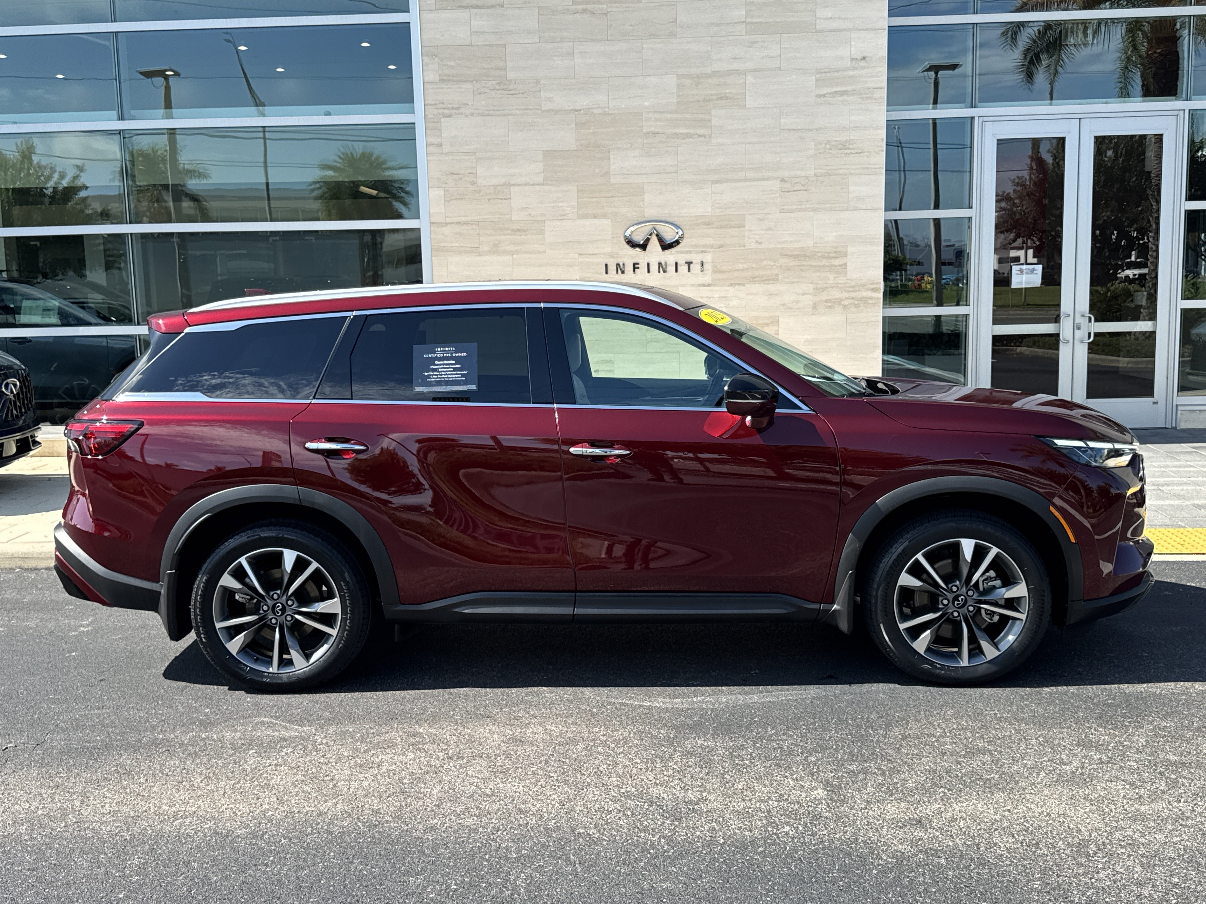 Certified 2023 INFINITI QX60 Luxe w/ Cargo Package FWD image 3