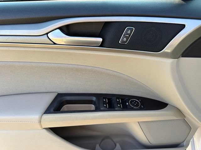 Used 2020 Ford Fusion SE FWD image 15