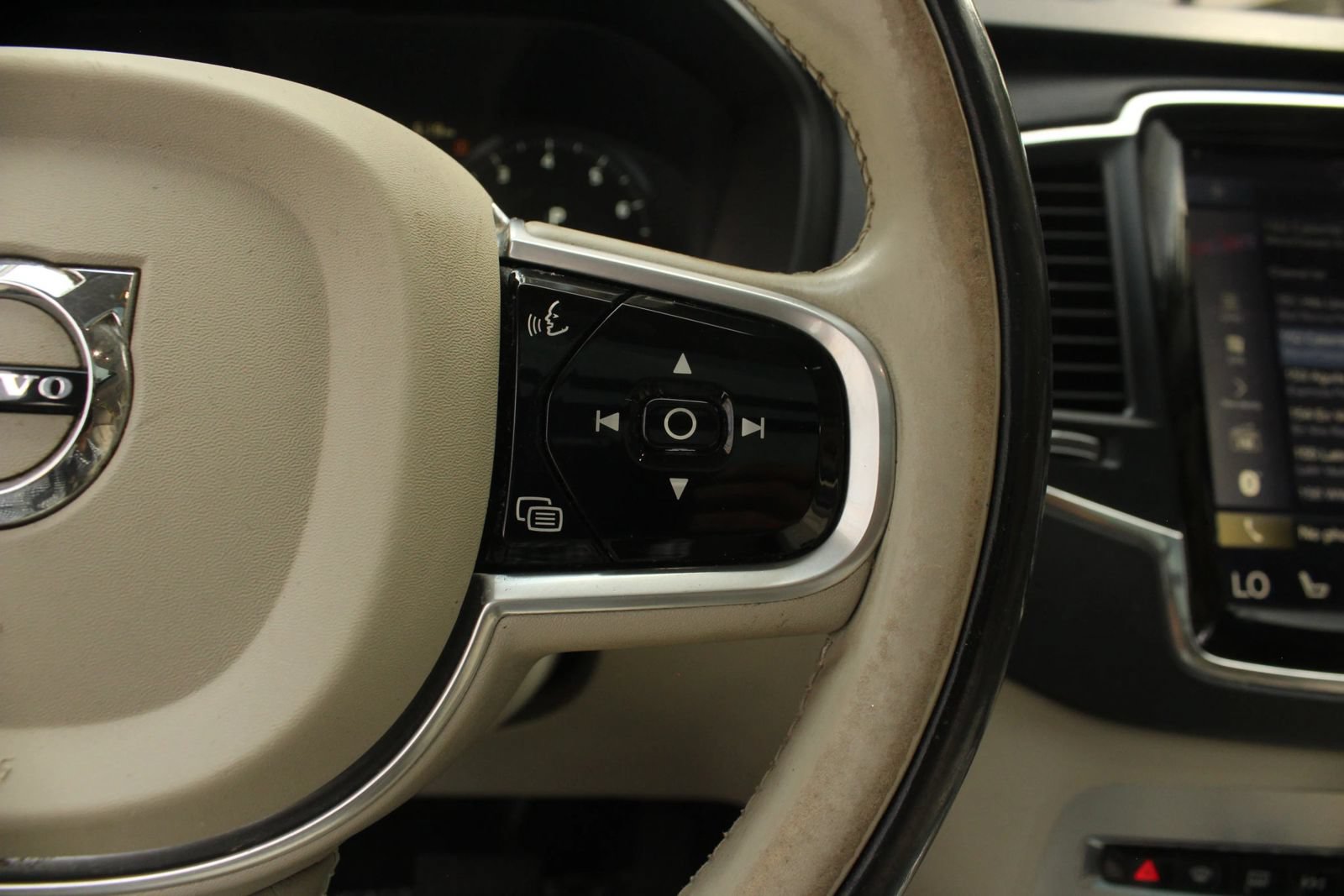 Used 2017 Volvo XC90 T6 Momentum AWD/4WD image 34