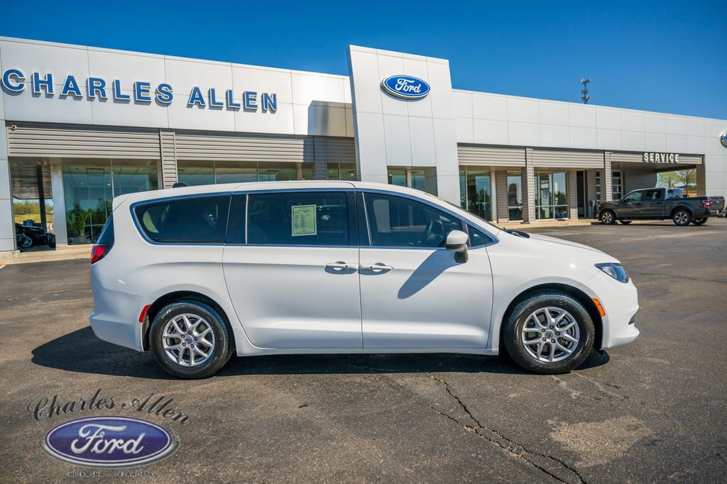 Used 2022 Chrysler Voyager LX image 8