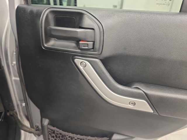 Used 2018 Jeep Wrangler Unlimited Sahara w/ Connectivity Group AWD/4WD image 15