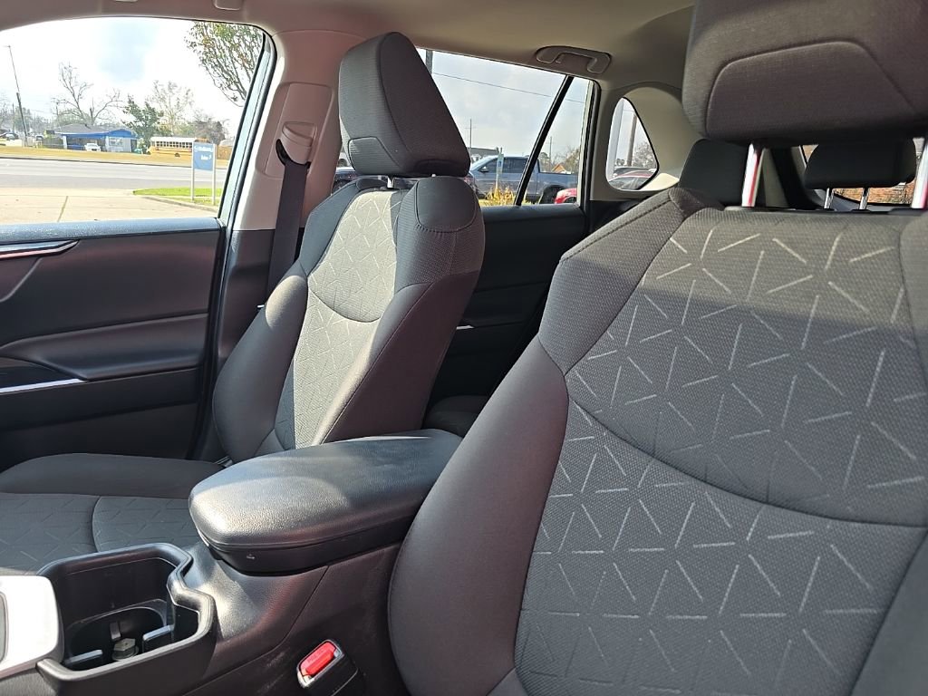 Used 2023 Toyota RAV4 XLE image 17