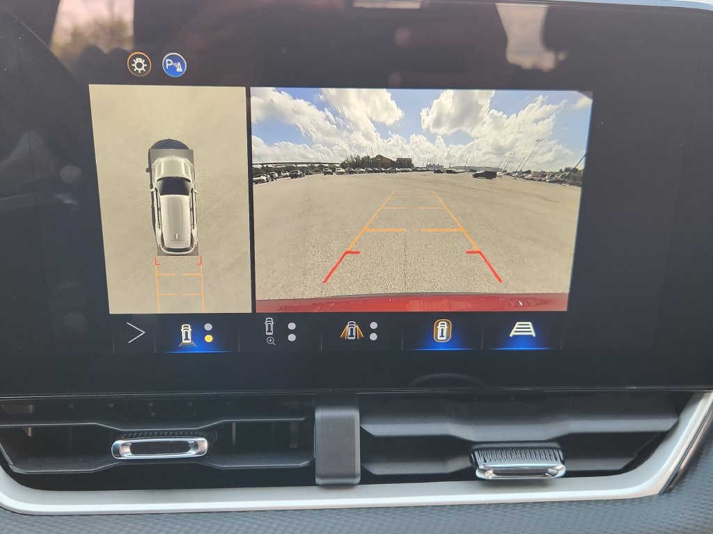 Used 2026 Chevrolet Equinox LT w/ Safety and Technology Package FWD image 15