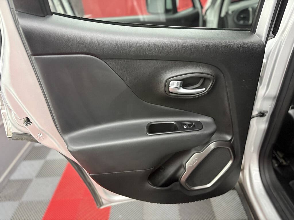 Used 2018 Jeep Renegade Limited w/ UConnect 8.4 Nav Group AWD/4WD image 10