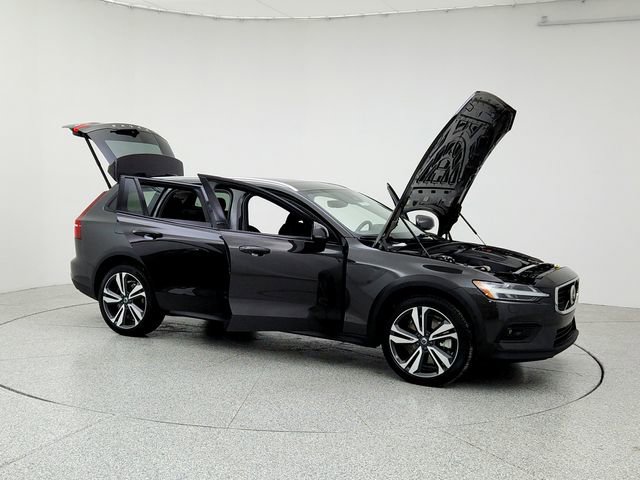 Certified 2025 Volvo V60 B5 Cross Country Plus image 10