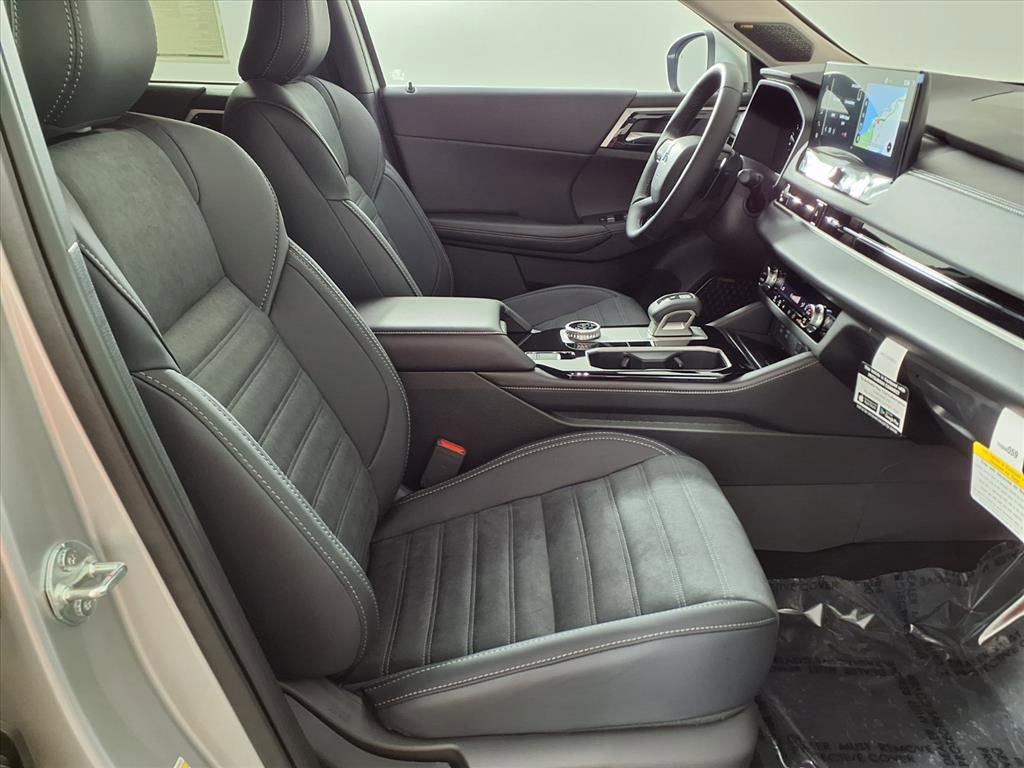 Used 2025 Mitsubishi Outlander SE image 9