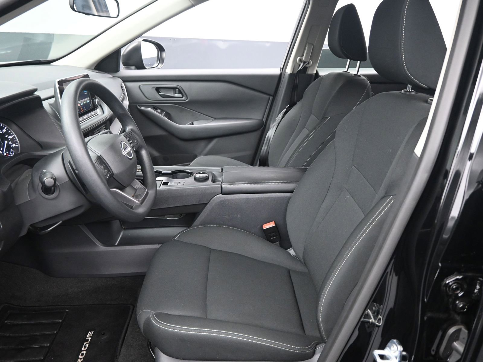 Used 2025 Nissan Rogue S image 9