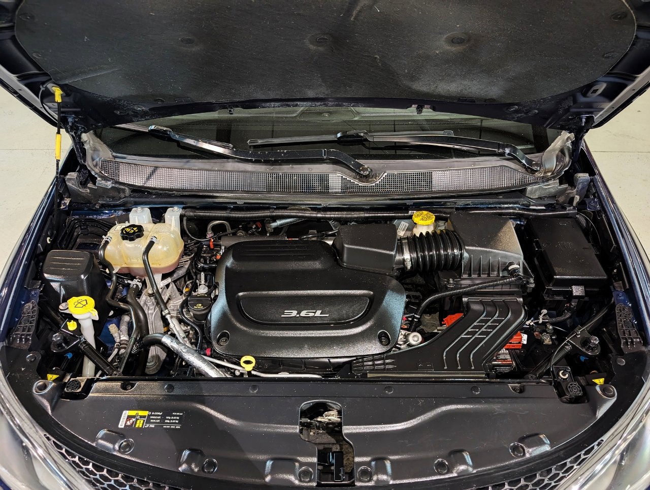 Used 2017 Chrysler Pacifica Limited image 65