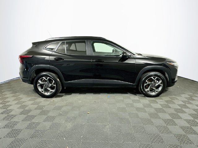 Used 2025 Chevrolet Trax LT FWD image 9