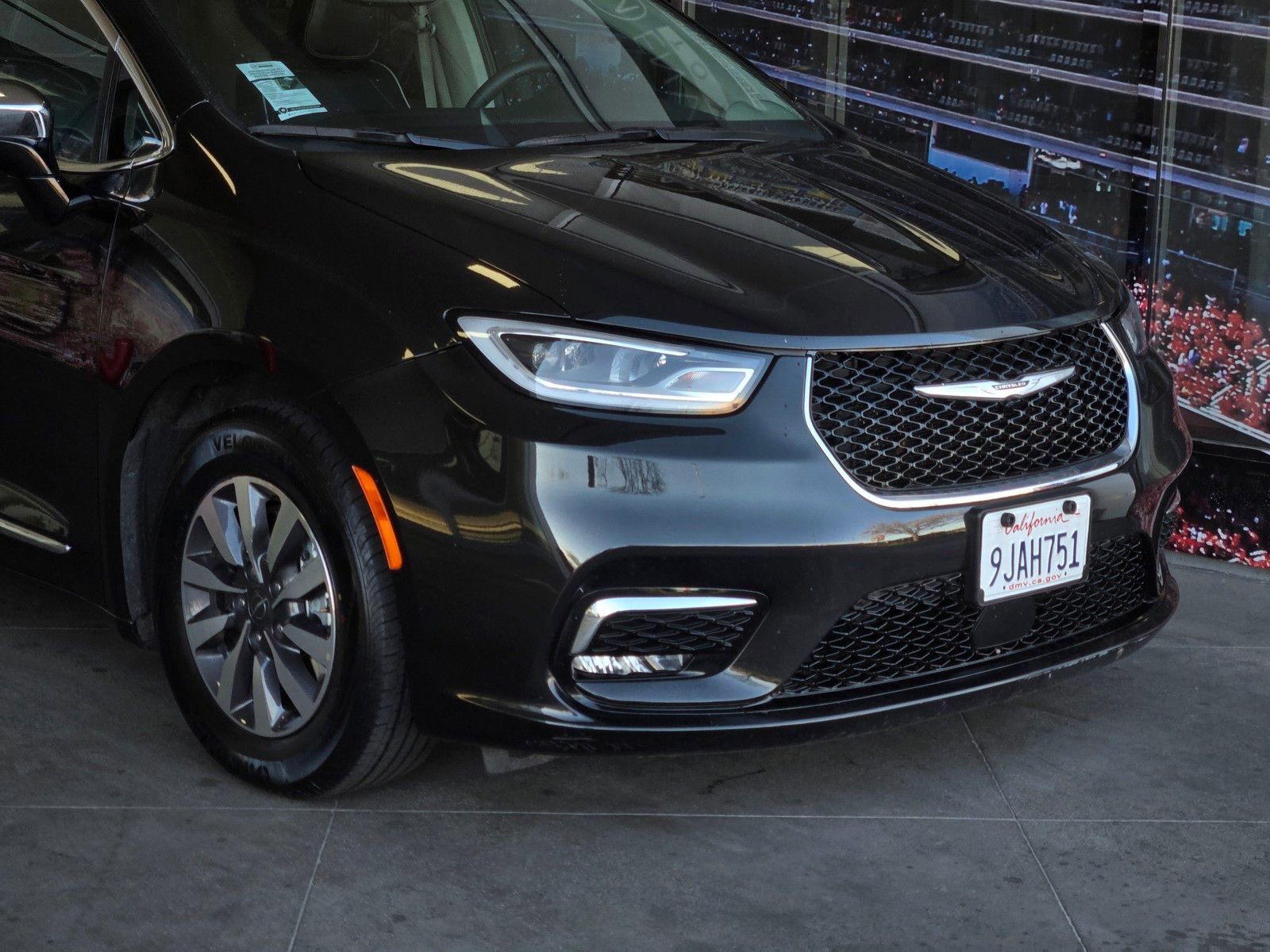 Used 2023 Chrysler Pacifica Limited image 2