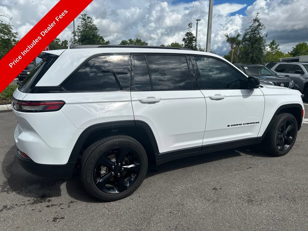 Used 2025 Jeep Grand Cherokee Altitude AWD/4WD image 5