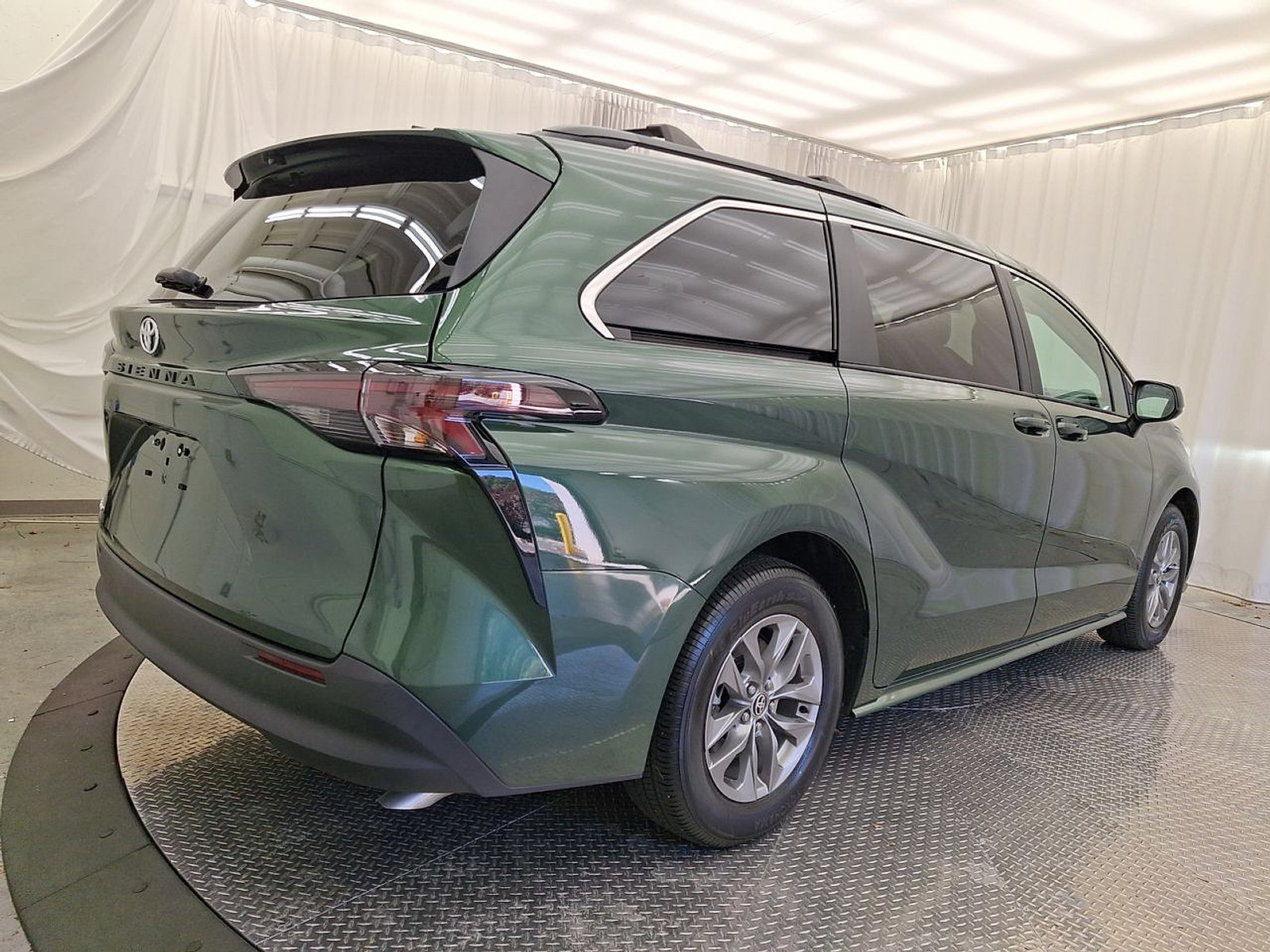 Certified 2026 Toyota Sienna LE AWD/4WD image 28
