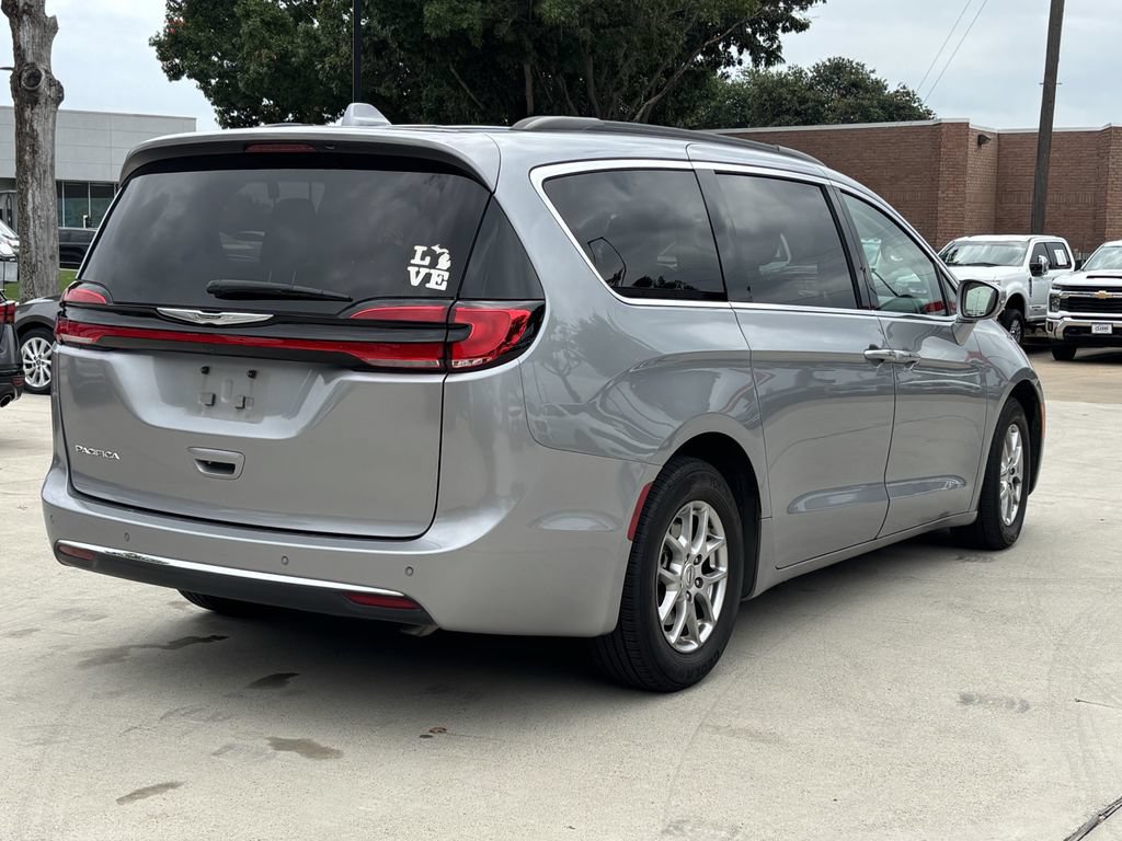 Used 2021 Chrysler Pacifica Touring w/ Cold Weather Group FWD image 3