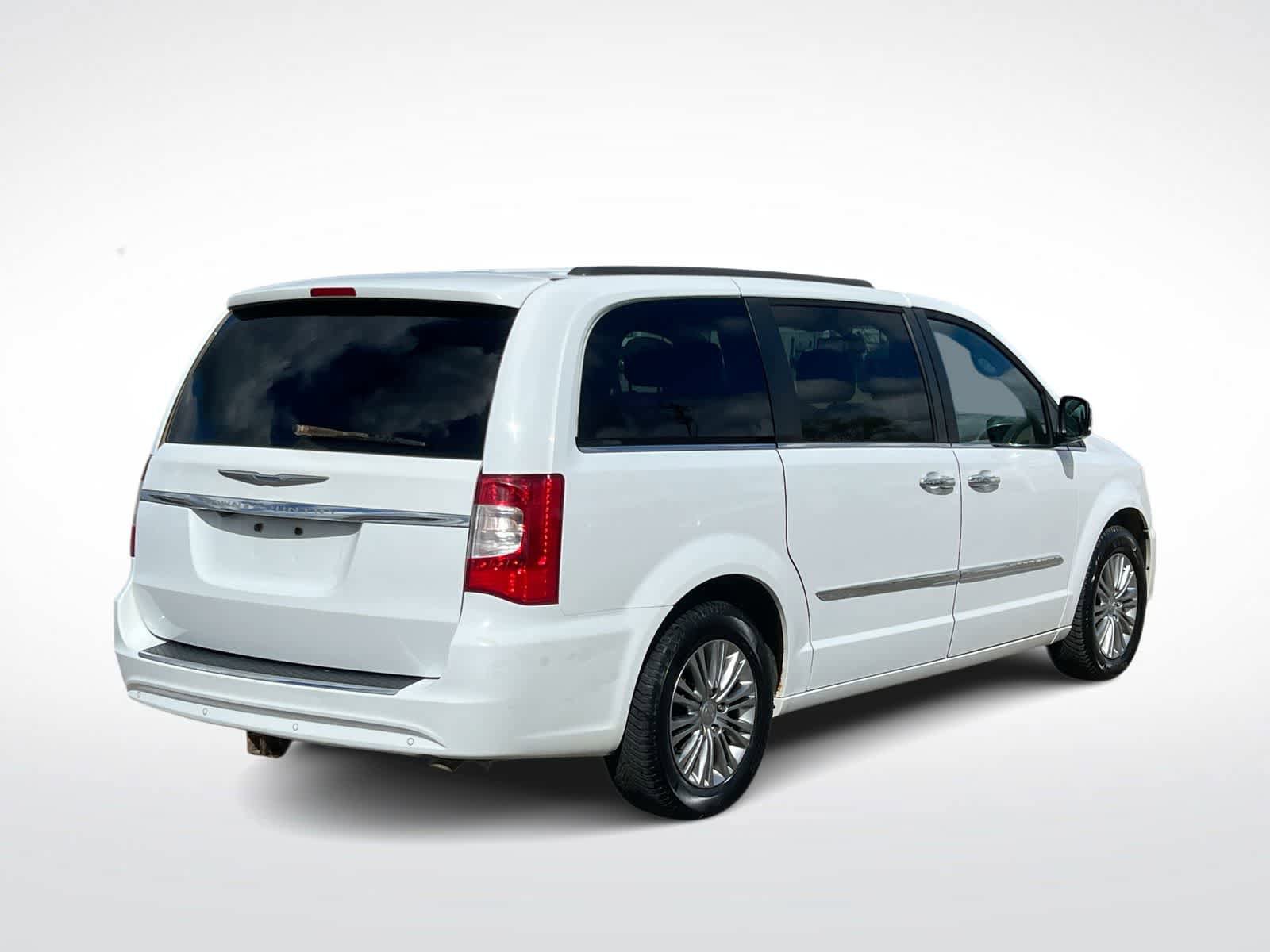 Used 2015 Chrysler Town & Country Touring-L w/ Driver Convenience Group FWD image 8