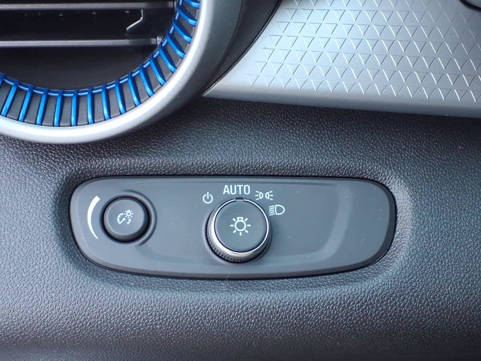Used 2025 Chevrolet Trax LS w/ LS Convenience Package FWD image 11