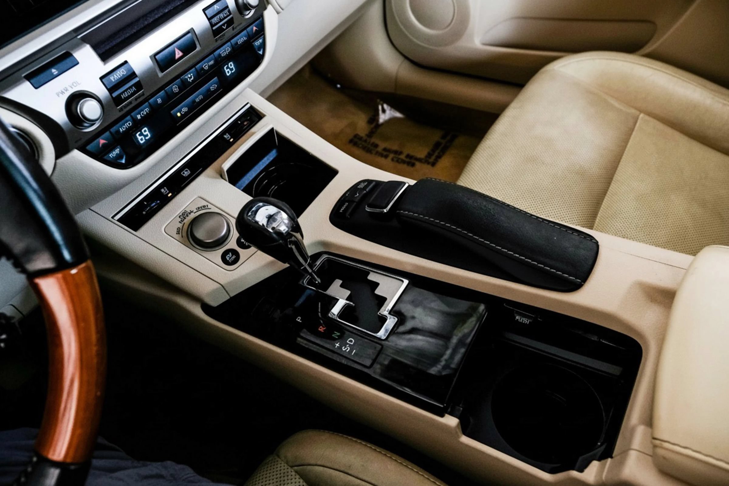 Used 2014 Lexus ES 300h w/ Luxury Package w/Bamboo Trim FWD image 25