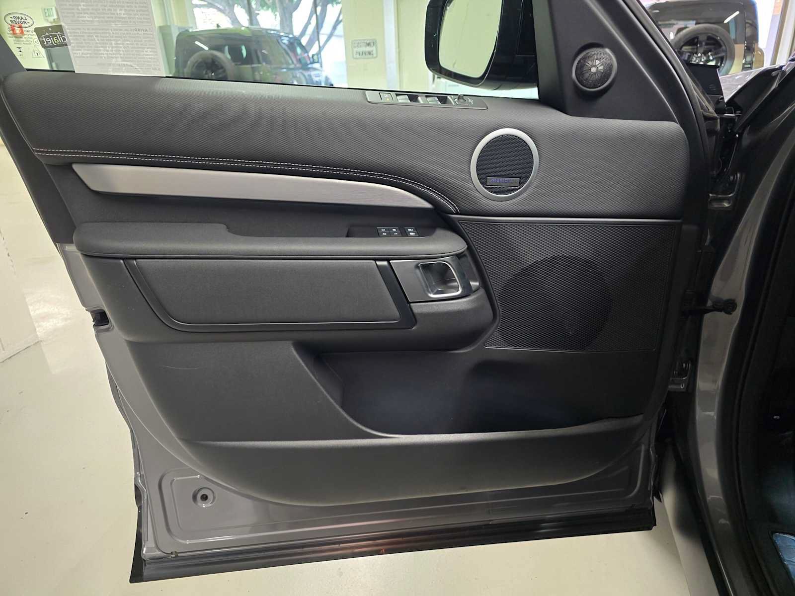 Used 2025 Land Rover Discovery Dynamic SE AWD/4WD image 22