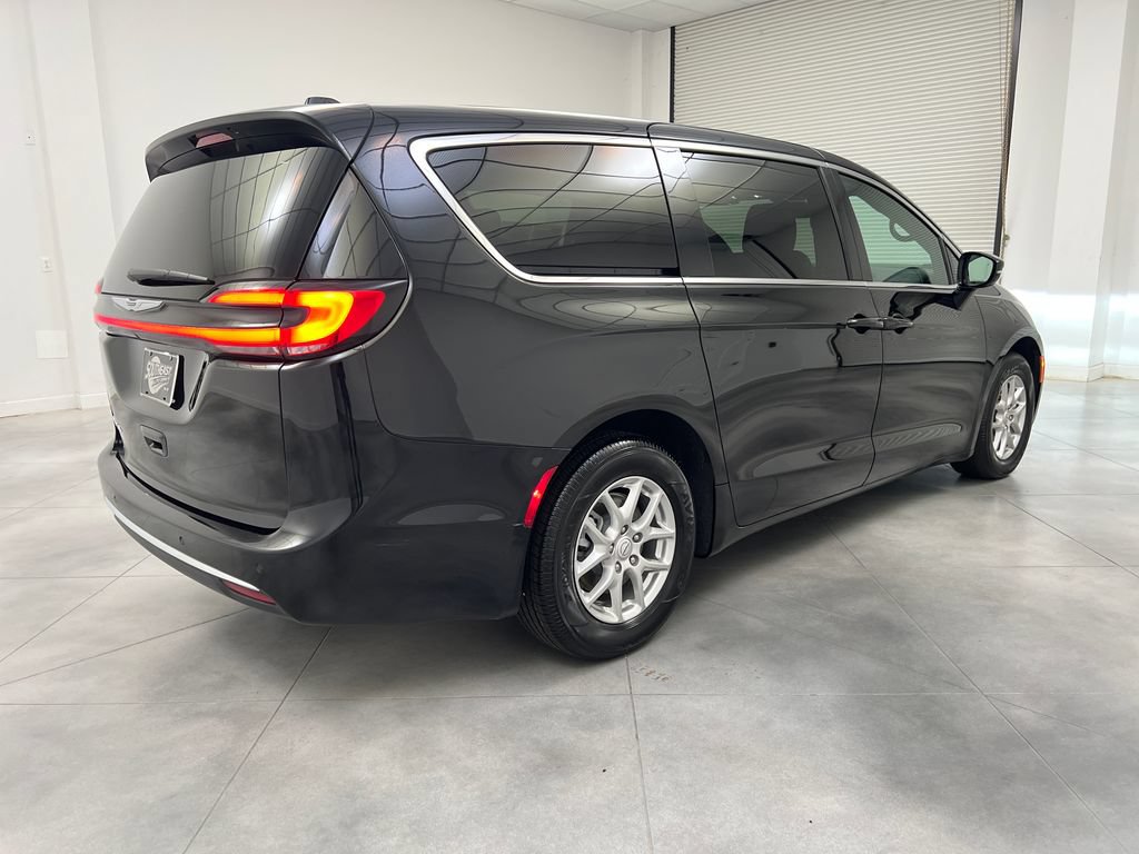 Used 2025 Chrysler Pacifica Select FWD image 9
