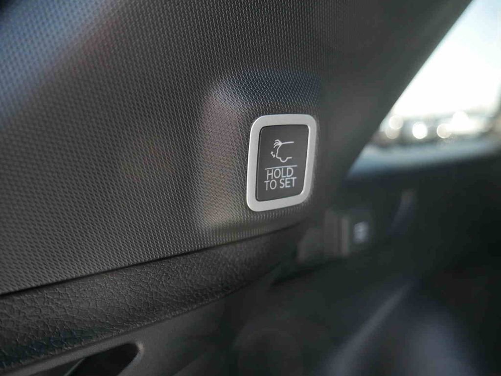 New 2025 Jeep Grand Cherokee Laredo X w/ Luxury Tech Group I image 7