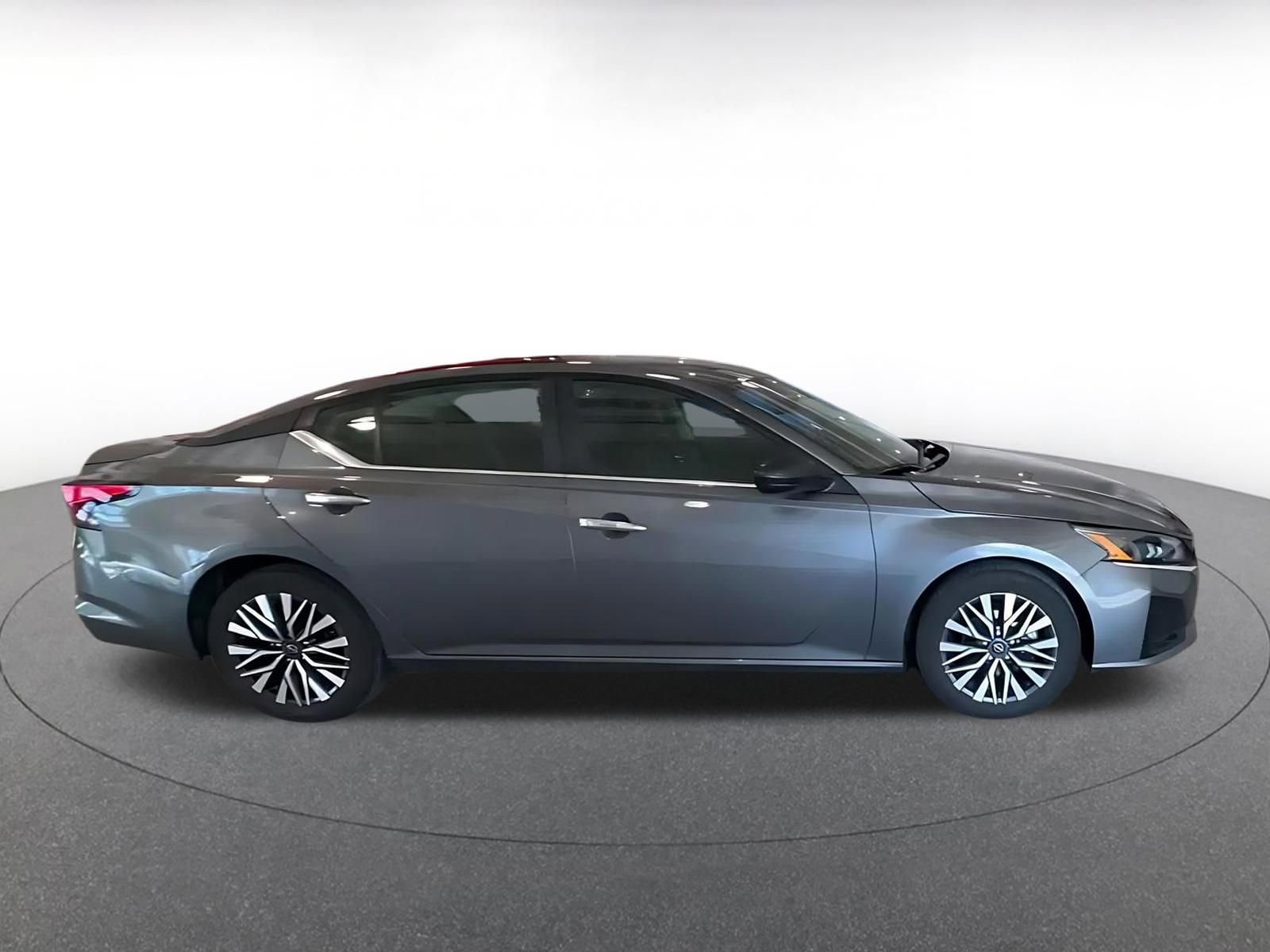 Used 2025 Nissan Altima 2.5 SV image 16