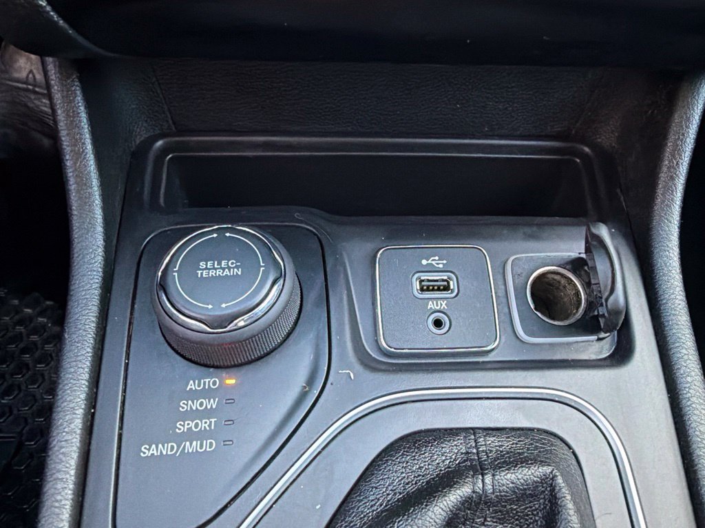 Used 2019 Jeep Cherokee Latitude w/ Cold Weather Group AWD/4WD image 23