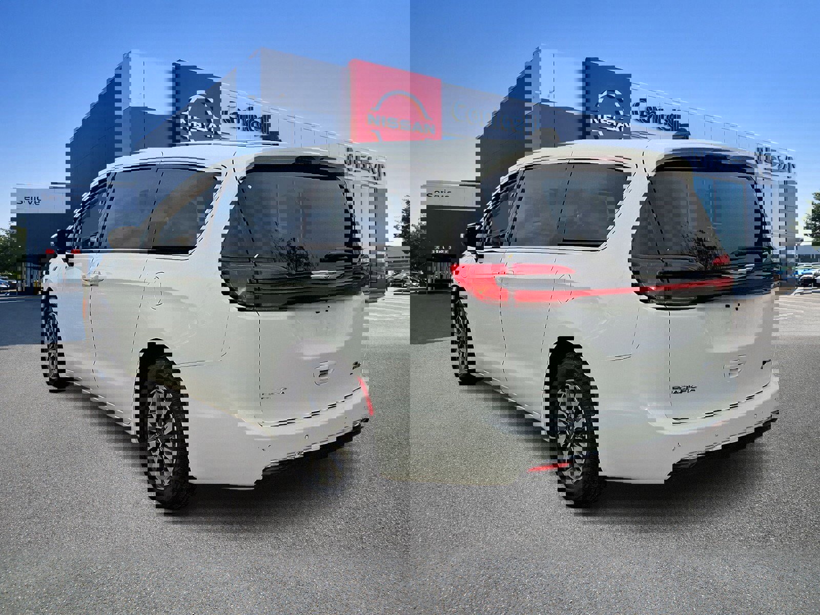 Used 2023 Chrysler Pacifica Touring-L image 4