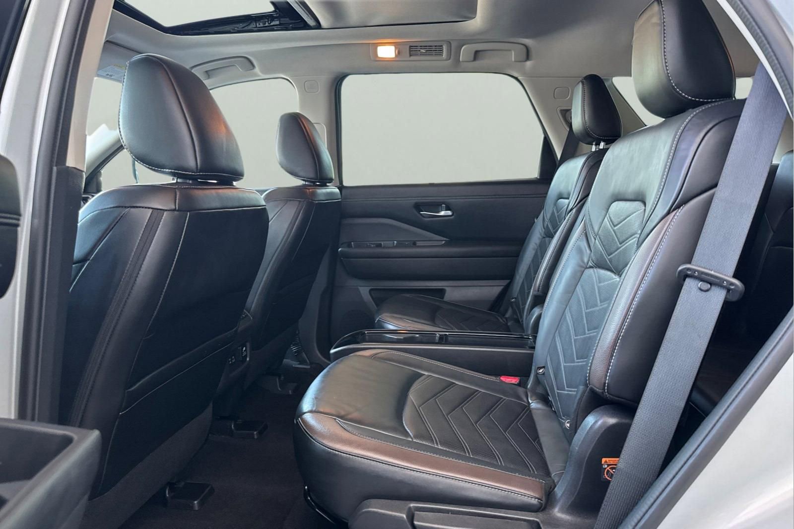 Used 2023 Nissan Pathfinder Platinum FWD image 5