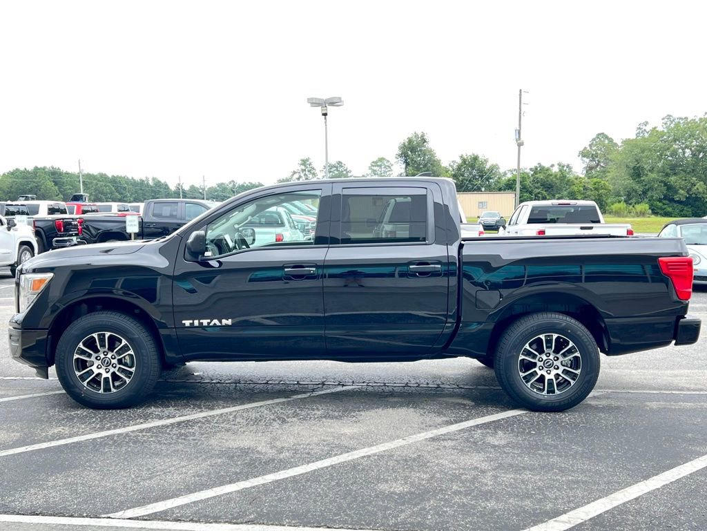 Used 2023 Nissan Titan SV image 9