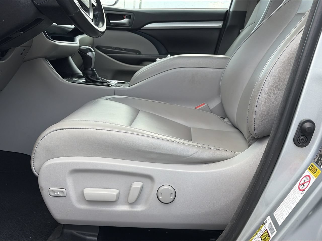 Used 2018 Toyota Highlander XLE FWD image 18